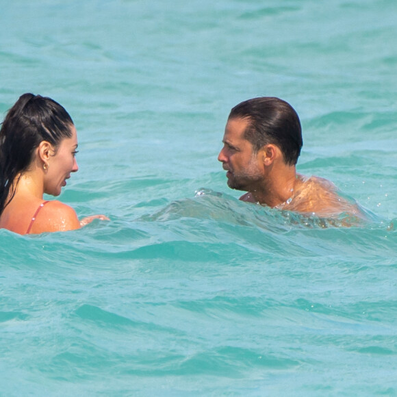 David Charvet et sa petite amie Oksana Rykova profitent d'un après-midi ensoleillé sur la plage de Miami. Le 26 février 2020.