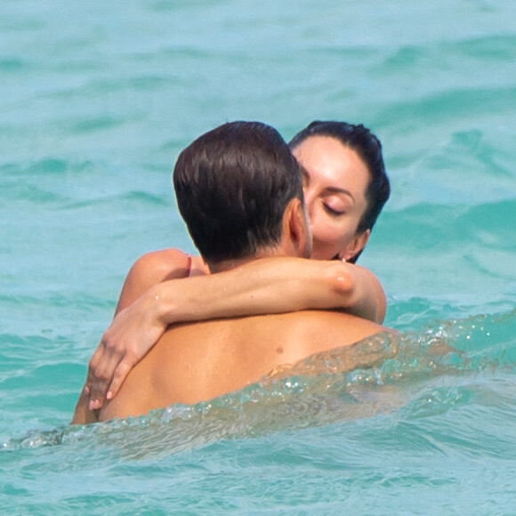 David Charvet et sa petite amie Oksana Rykova profitent d'un après-midi ensoleillé sur la plage de Miami. Le 26 février 2020.