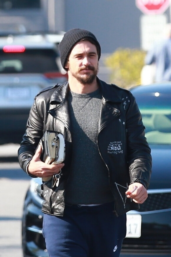 Exclusif - James Franco fait du shopping avec un ami dans les rues de The Grove à Los Angeles, le 13 décembre 2019