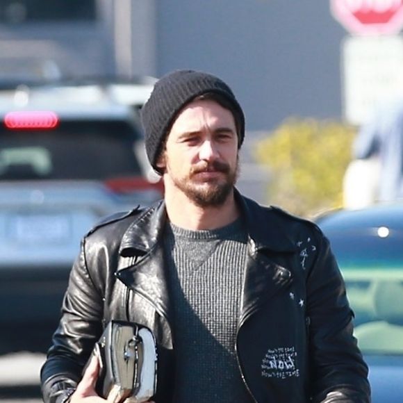 Exclusif - James Franco fait du shopping avec un ami dans les rues de The Grove à Los Angeles, le 13 décembre 2019