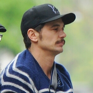 Exclusif - James Franco cache son bras en écharpe sous un blouson en arrivant chez lui avec sa compagne Isabel Pakzad. New York, le 30 avril 2019.