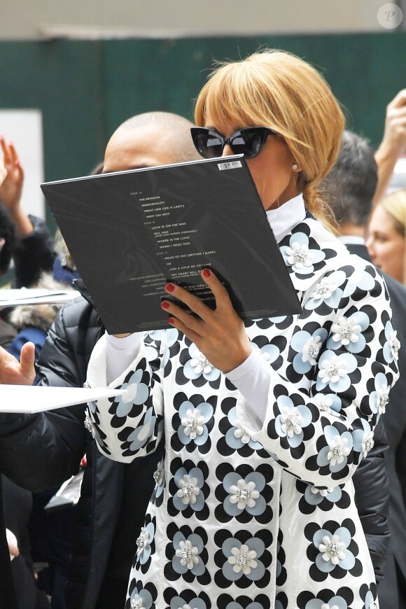 Céline Dion salue ses fans à New York, le 3 mars 2020.
