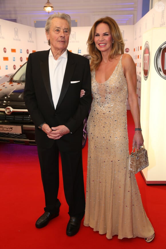 Alain Delon et Rosalie van Breemen - Soirée "Movie meets Media" à l'hôtel Atlantic Kempinski à Hambourg. le 30 novembre 2015.