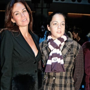 Rosalie van Breemen et sa fille Anouchka Delon lors du défilé Valentino, prêt-à-porter printemps-été 2006, à Paris le 9 octobre 2005.