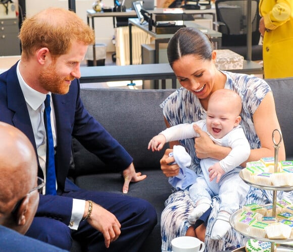 Le prince Harry et Meghan Markle présentent leur fils Archie à Desmond Tutu à Cape Town, Afrique du Sud le 25 septembre 2019.