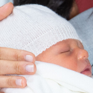 Le prince Harry et Meghan Markle, duc et duchesse de Sussex, présentent leur fils Archie dans le hall St George au château de Windsor le 8 mai 2019.