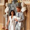 Le prince Harry et Meghan Markle, duc et duchesse de Sussex, présentent leur fils Archie dans le hall St George au château de Windsor le 8 mai 2019.