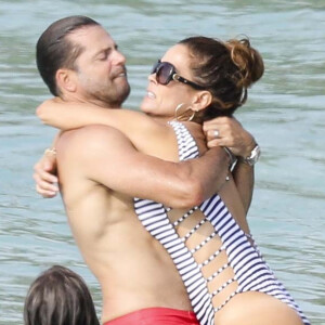 Exclusif - David Charvet et Brooke Burke se baignent avec leurs enfants Shaya et Heaven à l'hôtel Cheval Blanc à Saint-Barthélemy, le 28 mars 2017.