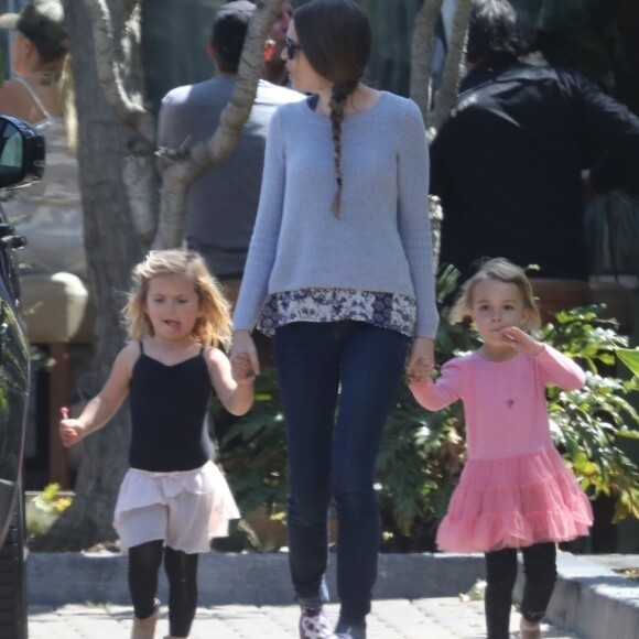 Exclusif - David Chavet avec son ex-femme Brooke Burke et leurs enfants sortent d'un déjeuner au "Cafe Havana" à Malibu, le 19 avril 2018.