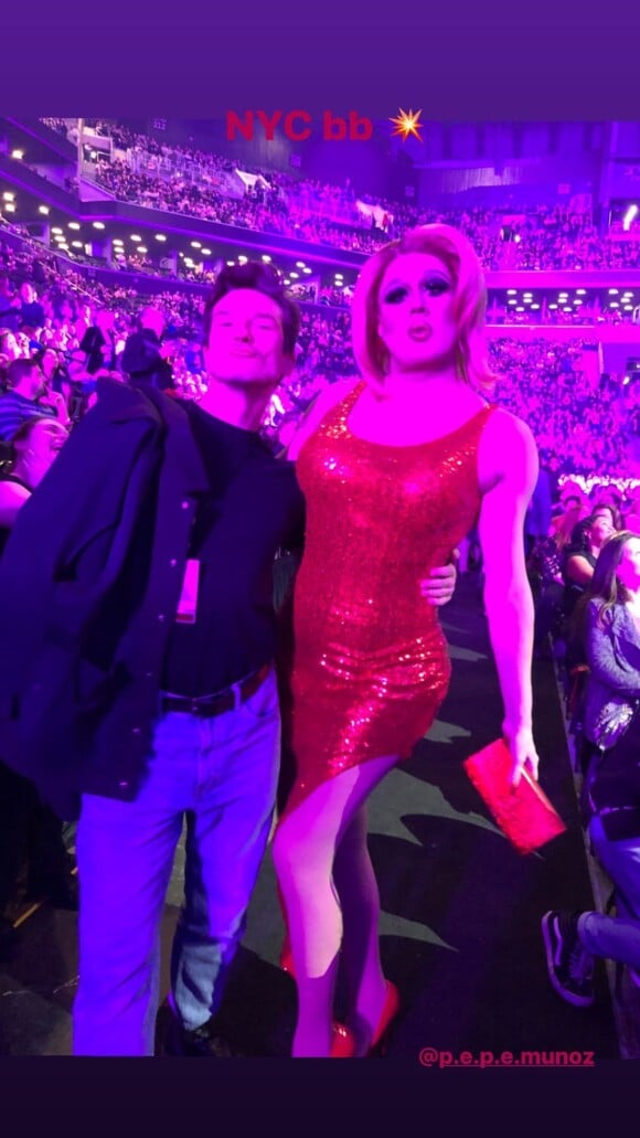 Pepe Munoz pose avec une drag queen lors du concert de Céline Dion à Brooklyn, New York, le 5 mars 2020.