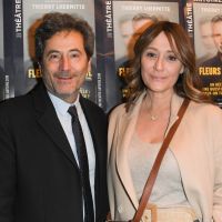 Daniela Lumbroso radieuse avec son mari, Fauve Hautot pétillante au théâtre
