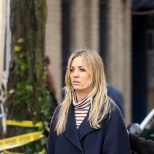Kaley Cuoco et Zosia Mamet sur le tournage de leur émission de télévision The Flight Attendant dans le quartier de West Village à New York, le 3 mars 2020  Kaley Cuoco and Zosia Mamet were spotted on location in West Village in New York City filming a scene for their television series 'The Flight Attendant.' In the scene, Kaley takes a swig of a small liquor bottle before walking away from a conversation next to a police cruiser. 3rd march 202003/03/2020 - New York