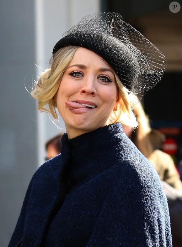 Kaley Cuoco tourne le film "The Flight Attendant" à New York, le 12 février 2020. L'actrice fait des grimaces aux photographes entre deux prises.  Kaley Cuoco goofs around for the cameras while looking fashionable filming her upcoming TV show "The Flight Attendant" in Manhattan. February 12, 2020.12/02/2020 - New York