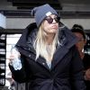 Exclusif - No Web - Kaley Cuoco ("The Big Bang Theory") déguste un plat italien chez le coiffeur à Rome, le 14 janvier 2020. A en croire l'expression de son visage, Kaley Cuoco semble quelque peu souffrir au moment du démêlage de ses cheveux. L'actrice combine voyage d'agrément et professionnel dans la cité éternelle puisqu'elle y tourne également la série "The Flight Attendant", qu'elle produit et dans laquelle elle joue.  Exclusive - No Web - The star of the American hit comedy Big Bang Theory's Kaley Cuoco seems ravenous as she tucks into some Italian food while having her hair done during her holidays in the eternal city of Rome. The actress and producer is currently mixing a little business and pleasure on her visit to the Italian capital as she films the upcoming TV series 'The Flight Attendant' in which Kaley produces and stars in. But with all that filming, Kaley is determined to enjoy a little downtime by getting her hair done even if she endured a little pain judging by her animated facial expressions. Rome. January 14, 2020.14/01/2020 - Rome