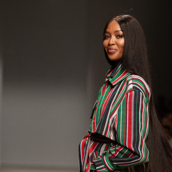 Naomi Campbell défile pour Kenneth Ize collection prêt-à-porter Automne-Hiver 2020/2021 à Paris le 25 février 2020.