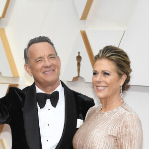 Tom Hanks et sa femme Rita Wilson lors du photocall des arrivées de la 92ème cérémonie des Oscars 2020 au Hollywood and Highland à Los Angeles, Californie, Etats-Unis, le 9 février 2020.