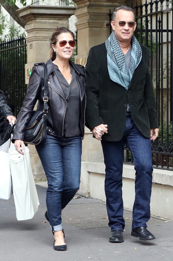 Tom Hanks et sa femme Rita Wilson se promenent a Paris, le 12 octobre 2013.