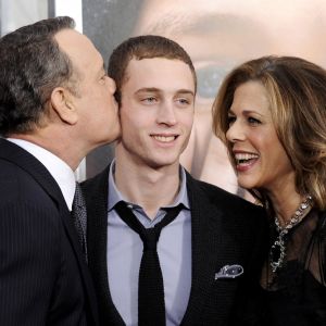Tom Hanks et Rita Wilson avec leur fils Chet Hanks à New York le 15 décembre 2011.