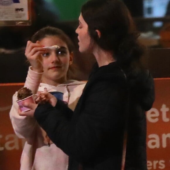 Exclusif - Katie Holmes est allée acheter de la nourriture à emporter avec sa fille Suri Cruise, son père Martin Holmes, sa soeur Tamera Holmes et sa nièce à New York, le 11 mars 2020