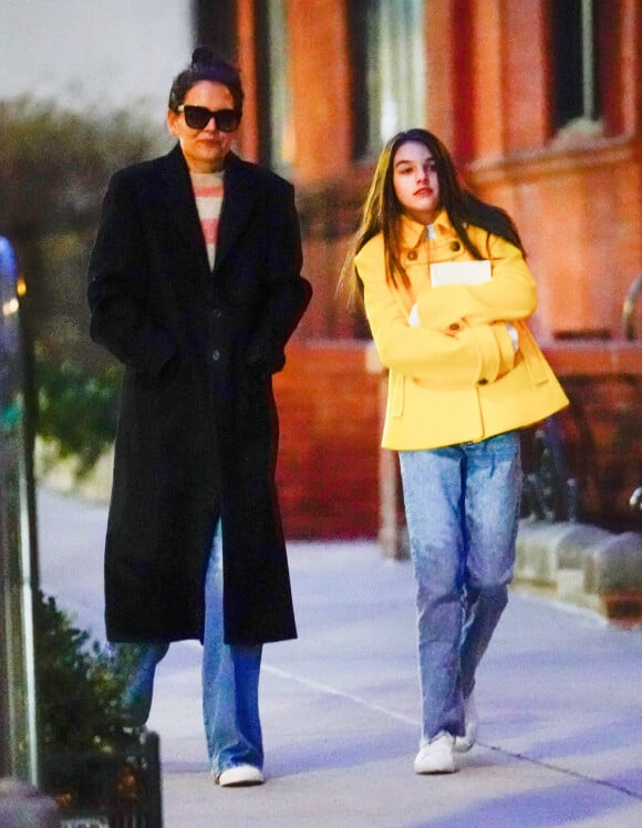 Exclusif - Katie Holmes et sa fille Suri Cruise se promènent la nuit à New York le 29 février 2020.