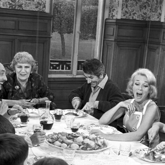 Rétro - Décès de l'actrice Micheline Presle à l'âge de 101 ans - Archives - No Web - Les Saintes chéries, feuilleton télévisé avec Marie Marquet, Daniel Gelin, Micheline Presse, Max Zappy (Max Doucet) et Henri Crémieux. France, le 5 septembre 1966.  