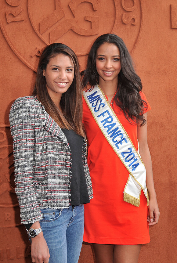 Chloé Mortaud et Flora Coquerel, Miss France 2014, posant au village des Internationaux de France de tennis de Roland Garros à Paris, le 3 juin 2014.