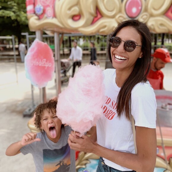 Chloé Mortaud pose avec son fils, à Paris, en juin 2019.