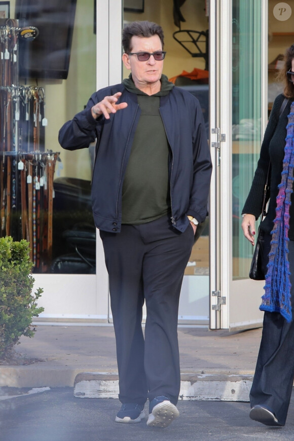 Exclusif - Charlie Sheen fait du shopping chez European Shoe Repair à Malibu le 8 janvier 2020.