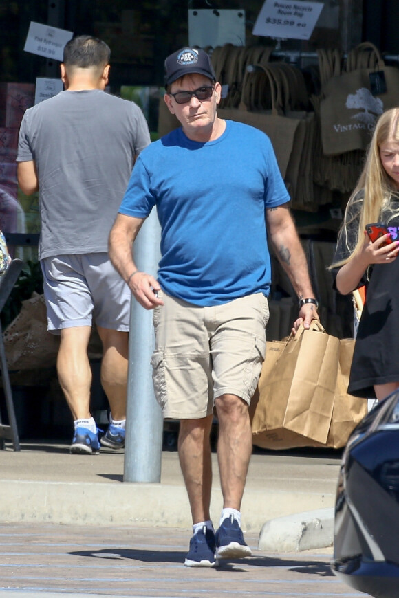 Exclusif - Charlie Sheen fait des courses avec ses filles Sam et Lola à Malibu le 5 octobre 2019.