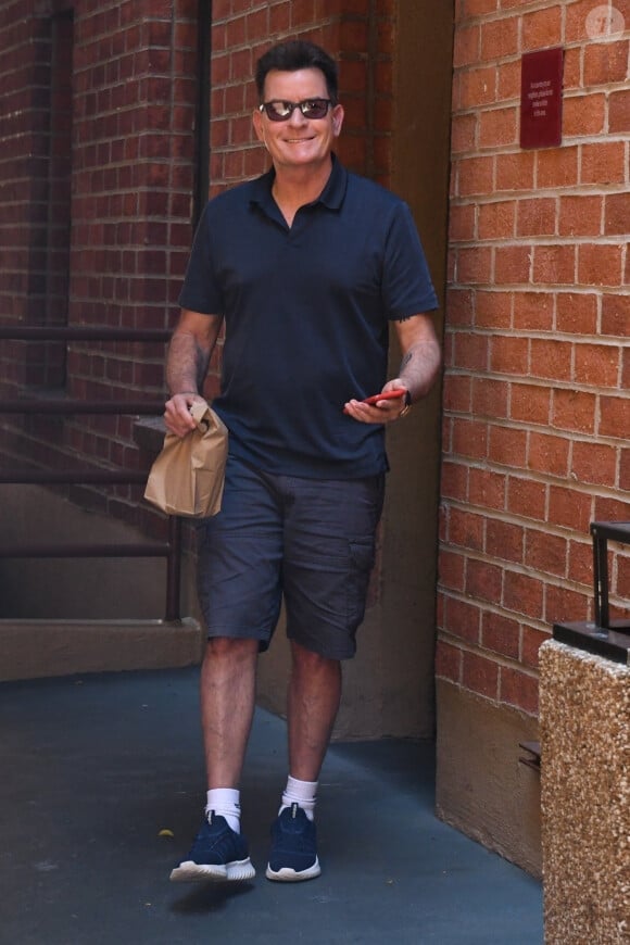 Exclusif - Charlie Sheen se rend à un rendez-vous médical avec sa fille dans le quartier de Beverly Hills à Los Angeles, le 8 août 2019