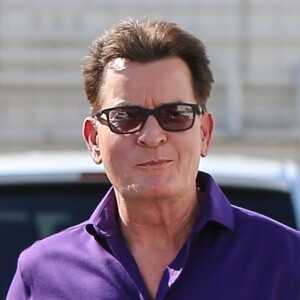 Exclusif - Charlie Sheen se balade dans le quartier de Beverly Hills à Los Angeles, le 23 juillet 2019