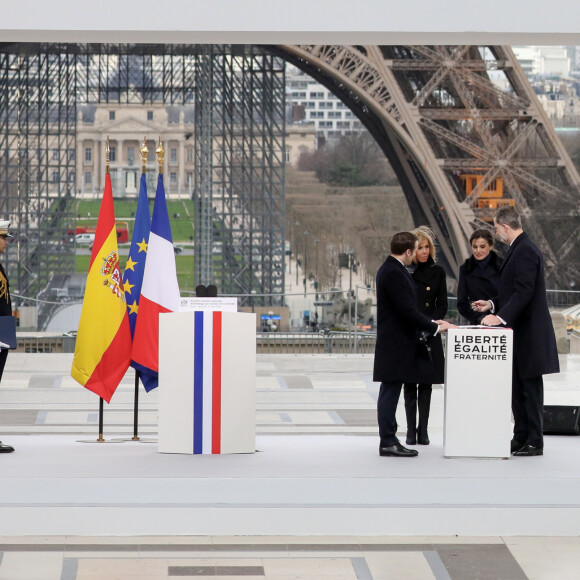 Le roi Felipe VI d'Espagne et la reine Letizia sur l'esplanade du Trocadéro à Paris avec le président Emmanuel Macron et la première dame Brigitte Macron le 11 mars 2020 lors de la cérémonie à l'occasion de la première journée nationale d'hommage aux victimes du terrorisme. © Stéphane Lemouton / Bestimage