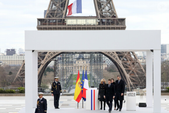 Le roi Felipe VI d'Espagne et la reine Letizia sur l'esplanade du Trocadéro à Paris avec le président Emmanuel Macron et la première dame Brigitte Macron le 11 mars 2020 lors de la cérémonie à l'occasion de la première journée nationale d'hommage aux victimes du terrorisme. © Stéphane Lemouton / Bestimage