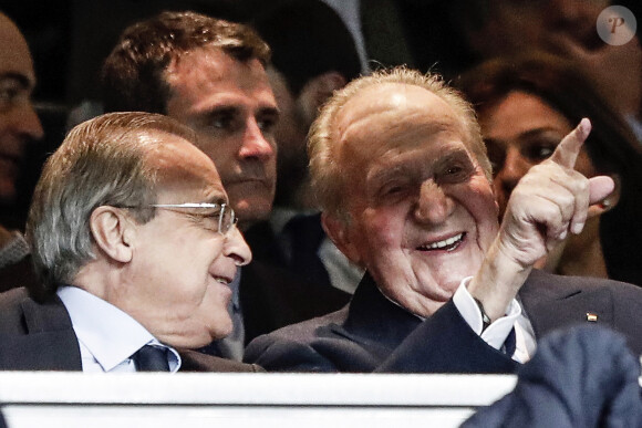 Le roi Juan Carlos Ier avec le président du Real Madrid Florentino Perez lors du match de Champions League "Real Madrid - Manchester City" au stade Santiago Bernabeu à Madrid, le 26 février 2020.