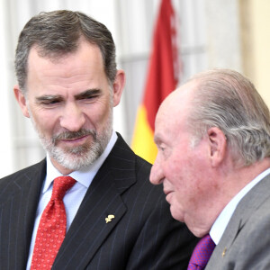 Le roi Felipe VI d'Espagne et son père le roi Juan Carlos le 10 janvier 2019 lors de la cérémonie des Prix nationaux du sport espagnol au palais du Pardo à Madrid.