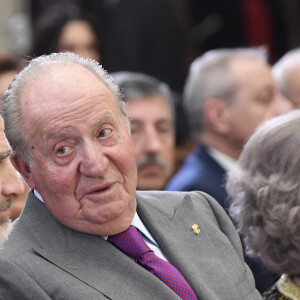 Le roi Felipe VI d'Espagne et son père le roi Juan Carlos le 10 janvier 2019 lors de la cérémonie des Prix nationaux du sport espagnol au palais du Pardo à Madrid.