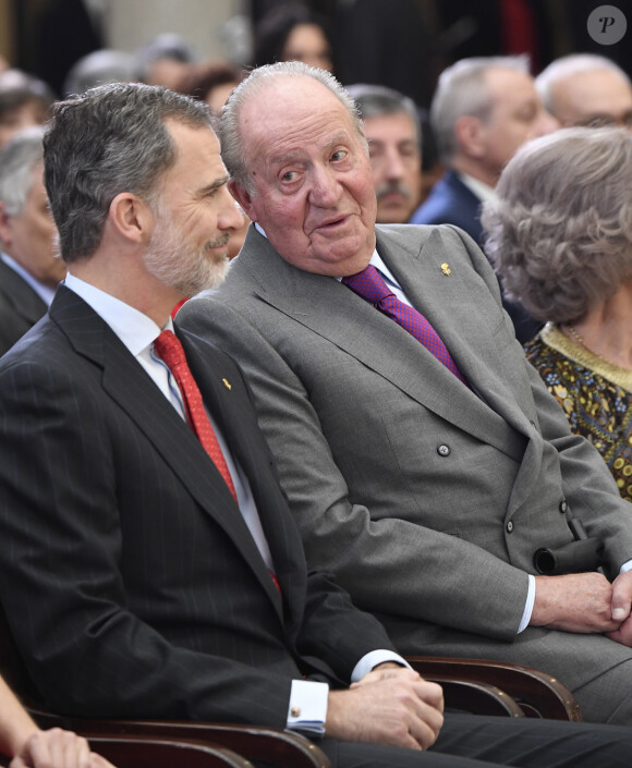 Le roi Felipe VI d'Espagne et son père le roi Juan Carlos le 10 janvier 2019 lors de la cérémonie des Prix nationaux du sport espagnol au palais du Pardo à Madrid.