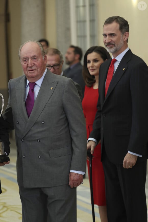 Le roi Felipe VI d'Espagne et son père le roi Juan Carlos le 10 janvier 2019 lors de la cérémonie des Prix nationaux du sport espagnol au palais du Pardo à Madrid.
