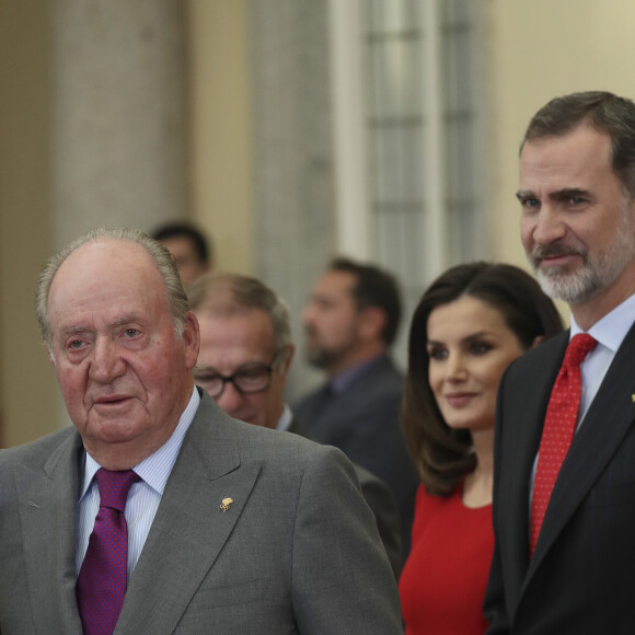 Le roi Felipe VI d'Espagne et son père le roi Juan Carlos le 10 janvier 2019 lors de la cérémonie des Prix nationaux du sport espagnol au palais du Pardo à Madrid.