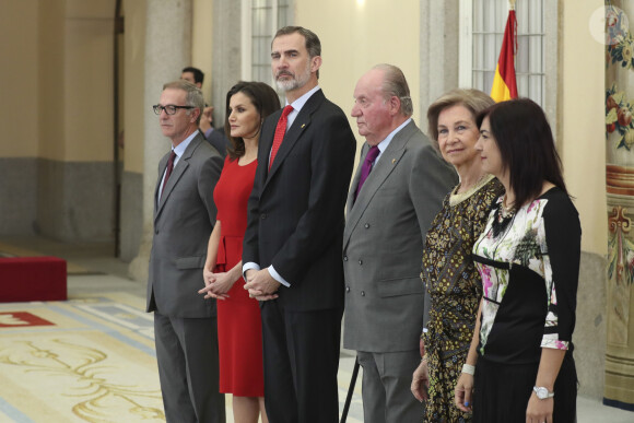 Le roi Felipe VI d'Espagne et son père le roi Juan Carlos Ier, avec la reine Letizia et la reine Sofia, le 10 janvier 2019 lors de la cérémonie des Prix nationaux du sport espagnol au palais du Pardo à Madrid.