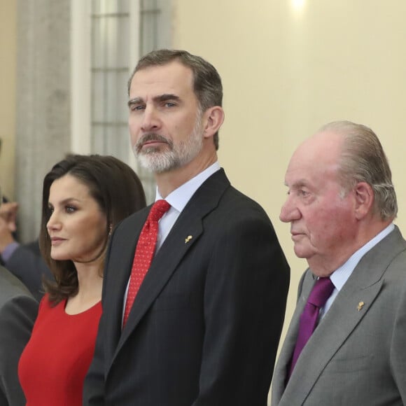 Le roi Felipe VI d'Espagne et son père le roi Juan Carlos Ier, avec la reine Letizia et la reine Sofia, le 10 janvier 2019 lors de la cérémonie des Prix nationaux du sport espagnol au palais du Pardo à Madrid.