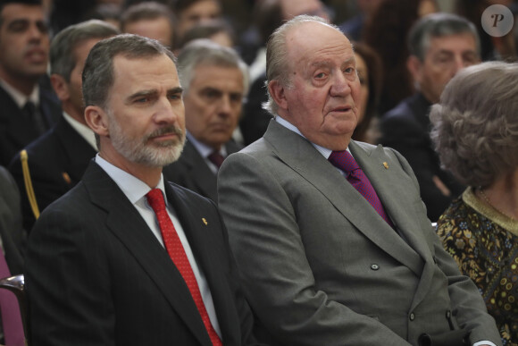 Le roi Felipe VI d'Espagne et son père le roi Juan Carlos le 10 janvier 2019 lors de la cérémonie des Prix nationaux du sport espagnol au palais du Pardo à Madrid.