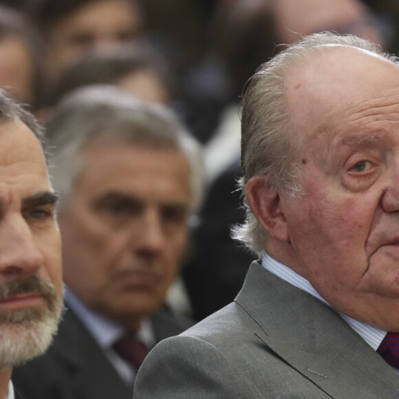 Le roi Felipe VI d'Espagne et son père le roi Juan Carlos le 10 janvier 2019 lors de la cérémonie des Prix nationaux du sport espagnol au palais du Pardo à Madrid.