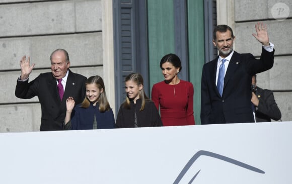 Le roi Juan Carlos Ier d'Espagne, la princesse Leonor, l'infante Sofia, la reine Letizia, le roi Felipe VI d'Espagne lors de la cérémonie de commémoration du quarantième anniversaire de la constitution espagnole au Parlement à Madrid le 6 décembre 2018.