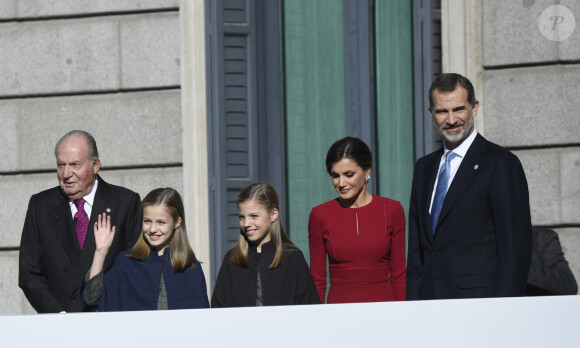 Le roi Juan Carlos Ier d'Espagne, la princesse Leonor, l'infante Sofia, la reine Letizia, le roi Felipe VI d'Espagne lors de la cérémonie de commémoration du quarantième anniversaire de la constitution espagnole au Parlement à Madrid le 6 décembre 2018.