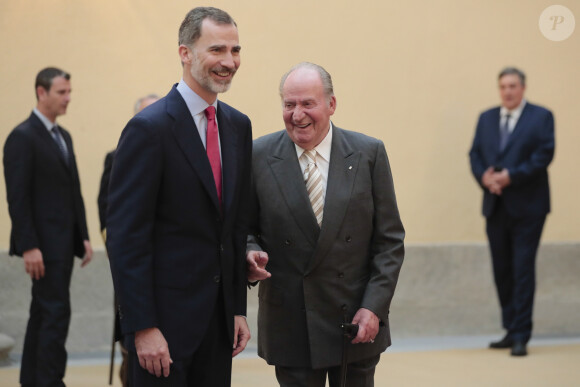 Le roi Felipe VI d'Espagne et le roi Juan Carlos Ier lors d'une audience avec la fondation Cotec au palais de la Zarzuela à Madrid le 7 juin 2018
