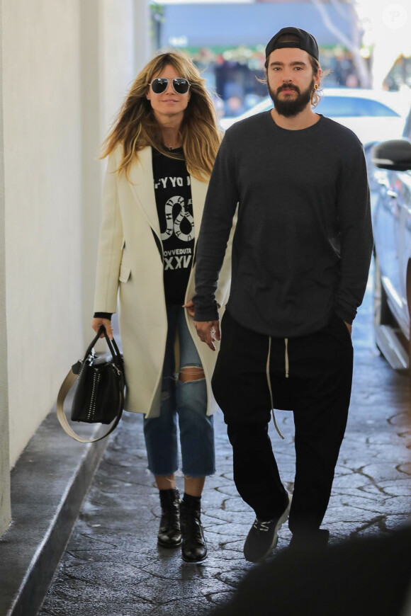 Tom Kaulitz et sa femme Heidi Klum se câlinent et s'embrassent dans les rues des quartier de Beverly Hills à Los Angeles. Le couple est allé déjeuner au restaurant E. Baldi. Le 12 décembre 2019
