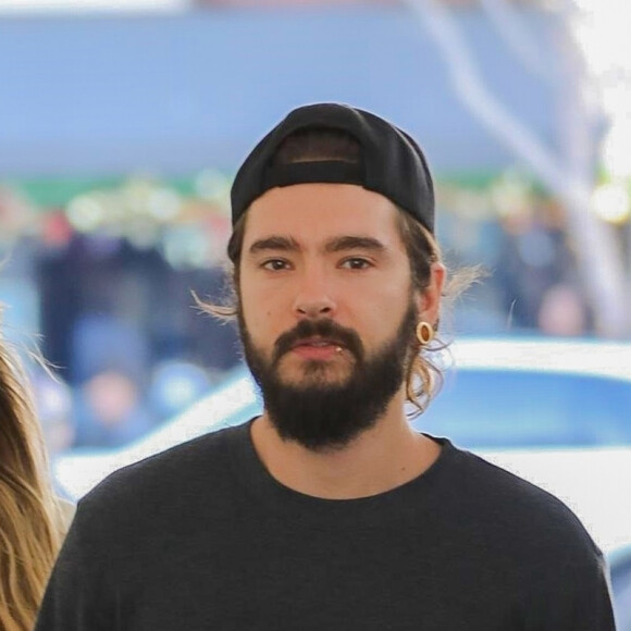 Tom Kaulitz et sa femme Heidi Klum se câlinent et s'embrassent dans les rues des quartier de Beverly Hills à Los Angeles. Le couple est allé déjeuner au restaurant E. Baldi. Le 12 décembre 2019