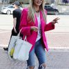 Heidi Klum porte un jean déchiré et une veste rose vif à son arrivée à l'émission America's Got Talent dans le quartier de Pasadena à Los Angeles. Heidi a un porte-clef banane en fourrure accroché à son sac! Le 8 mars 2020