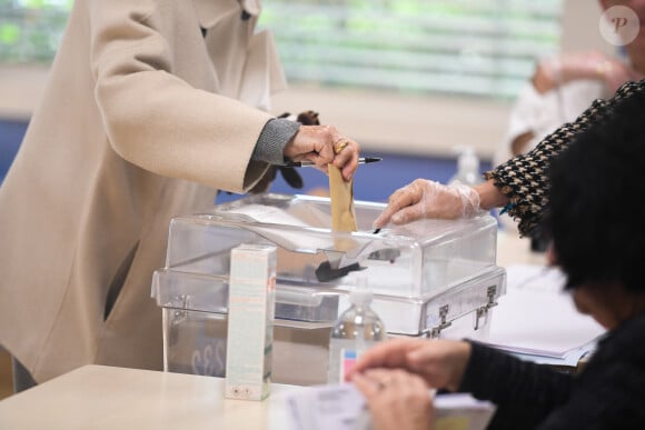 Illustration des bureaux de vote lors du premier tour des élections municipales à Cannes, en pleine épidémie de Coronavirus (COVID-19). Le 15 mars 2020